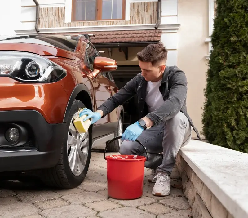 Lavage auto à domicile Sarbazan : professionnel intervenant sur un véhicule